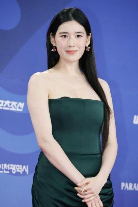 青龙奖红毯|郑恩彩礼服突滑落惹尖叫 润娥踩空摔出仙气