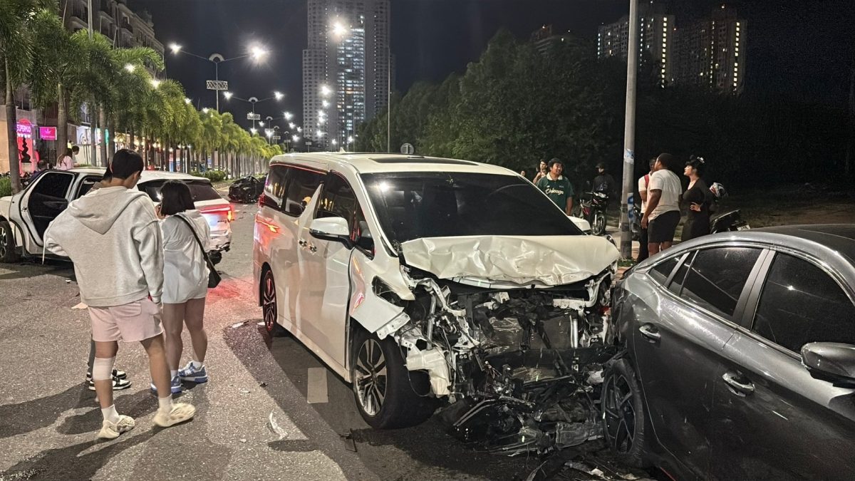 韩男驾车失控 酿8车连环撞车祸