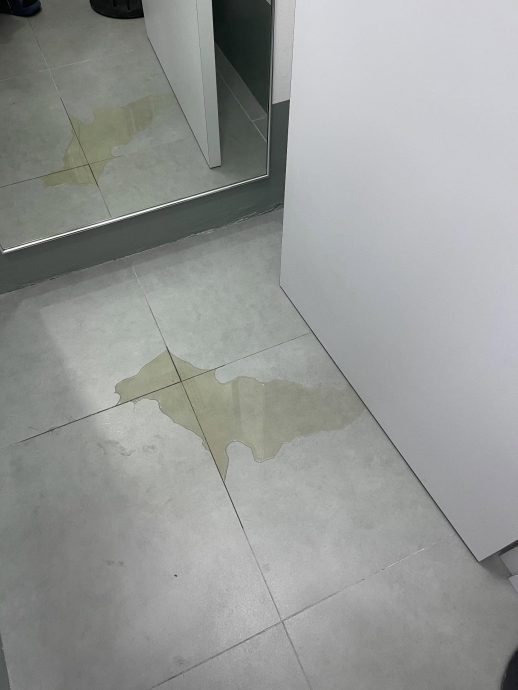 顾客在试衣间小解留异味 事主崩溃:擦3次都还有味道