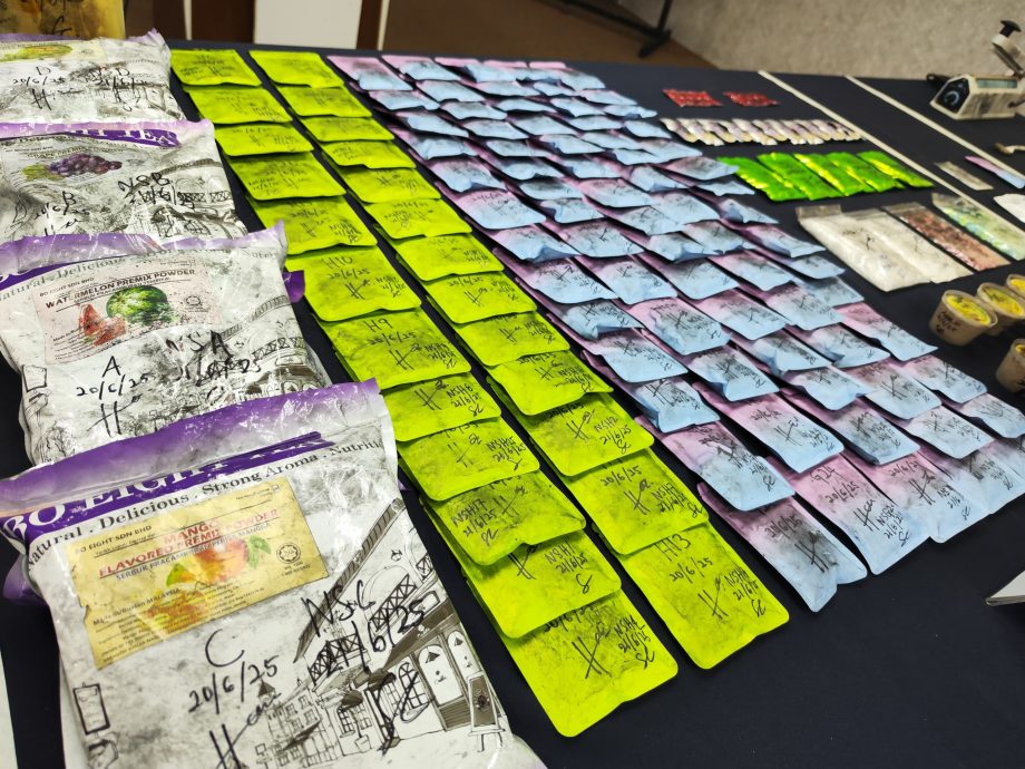 (已签发)全国:公寓变卡拉OK房供毒 柔警捕9人起逾172万令吉毒品