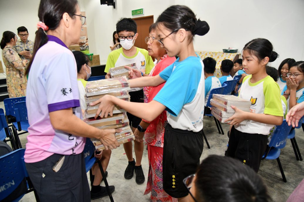 本报活动:宝马集团赠2.2万本练习簿 7华小受惠