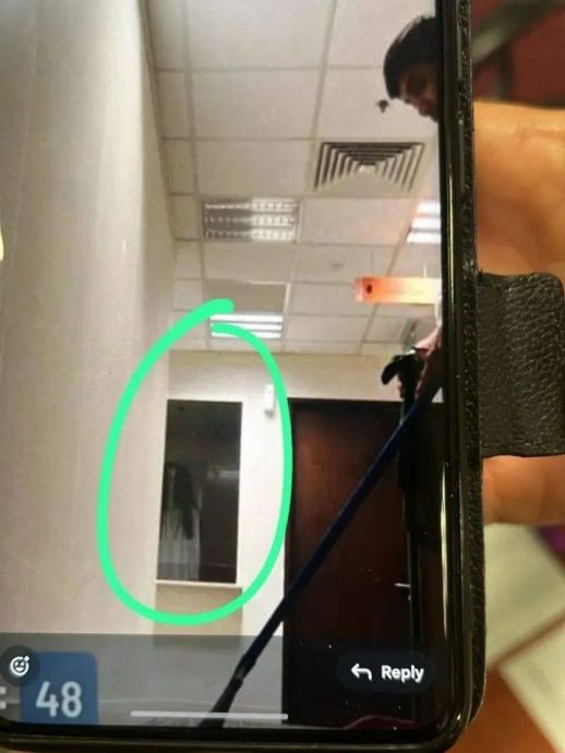 传这个政府大楼闹鬼! 告示牌摇晃惊见“阿飘”