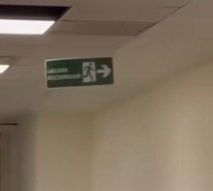 传这个政府大楼闹鬼! 告示牌摇晃惊见“阿飘”
