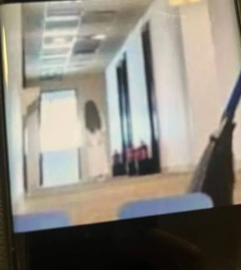 传这个政府大楼闹鬼! 告示牌摇晃惊见“阿飘”