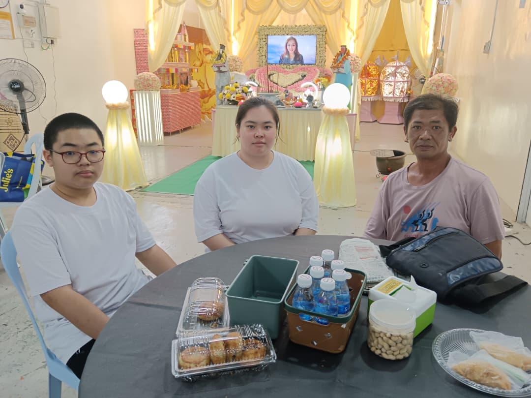 供Newswire:女校长何雯凤丈夫:接到电话时只知道昏迷,半路却被告知“人没了”..我强忍眼泪见她