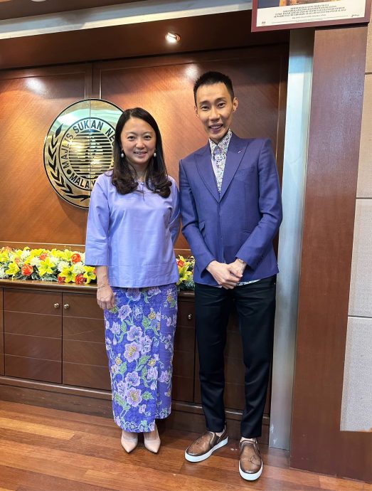 受委大马羽总理事 杨巧双祝贺李宗伟