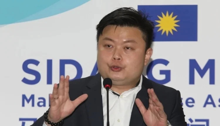 张佑铨轰教长施压波小存双标 “教育部误植国旗你不辞职?”