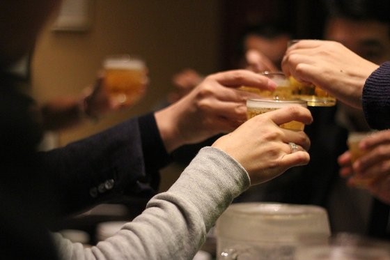 男子参加公司聚餐饮酒致死 法院裁定为工伤