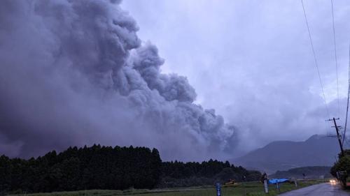 看世界)日新燃岳火山再喷发 当局发三级警戒
