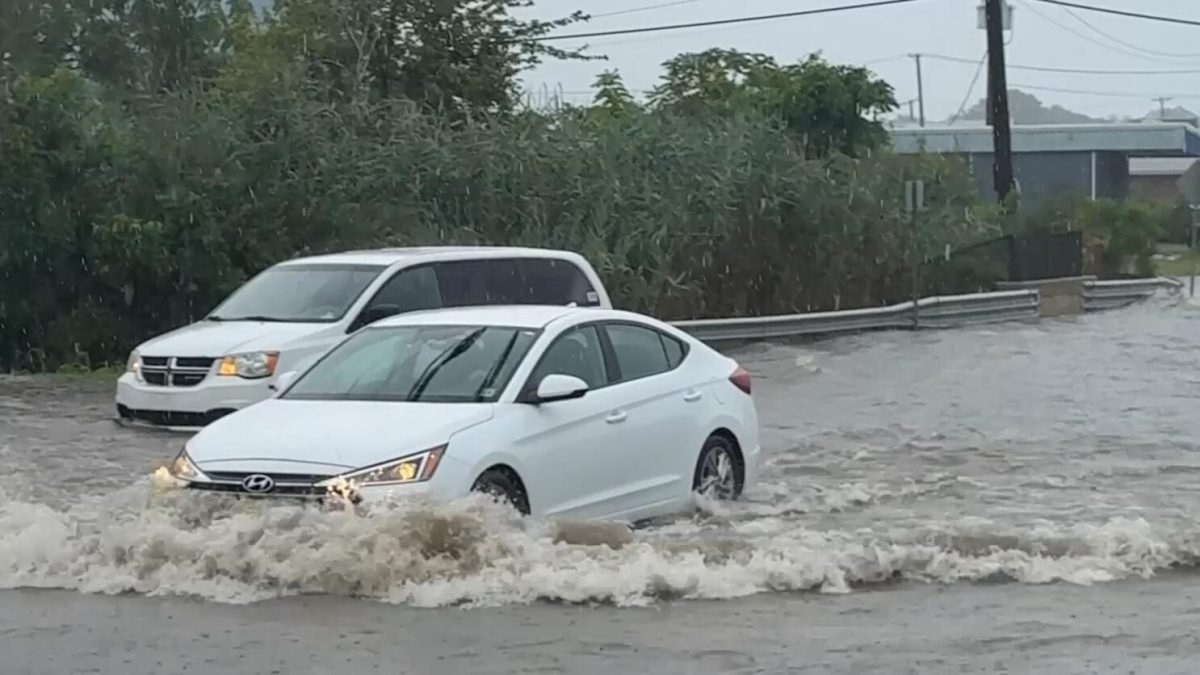 看世界)暴雨袭美东海岸 致交通瘫痪与局部地区洪水