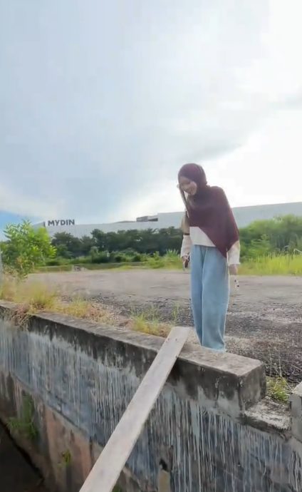 视频|“沟渠恐惧症”?女生不敢过水沟意外引共鸣