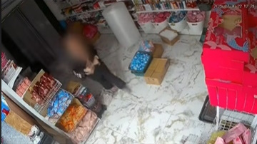 视频|上班带个超大包 原来是为了……