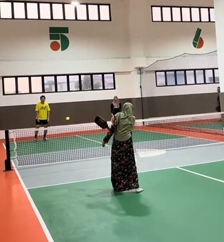 视频|穿马来套装打匹克球 84岁奶奶圈粉刷屏