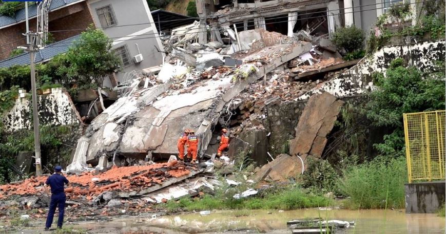 连日暴雨广州白云区山泥倾泻致数栋房屋垮塌 14人被困已救出7人