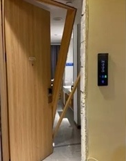 酒店抓奸找“姓孙的” 莽男闯错房门落荒逃