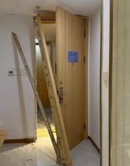 酒店抓奸找“姓孙的” 莽男闯错房门落荒逃