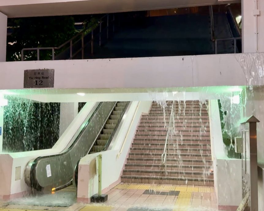 香港天文台周二再发“黑雨”警告 至少维持至下午3时