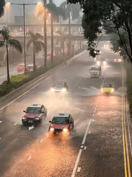 香港黑色暴雨下早上 部分行车线或全线封闭 部分港铁站出口封闭、巴士线改道