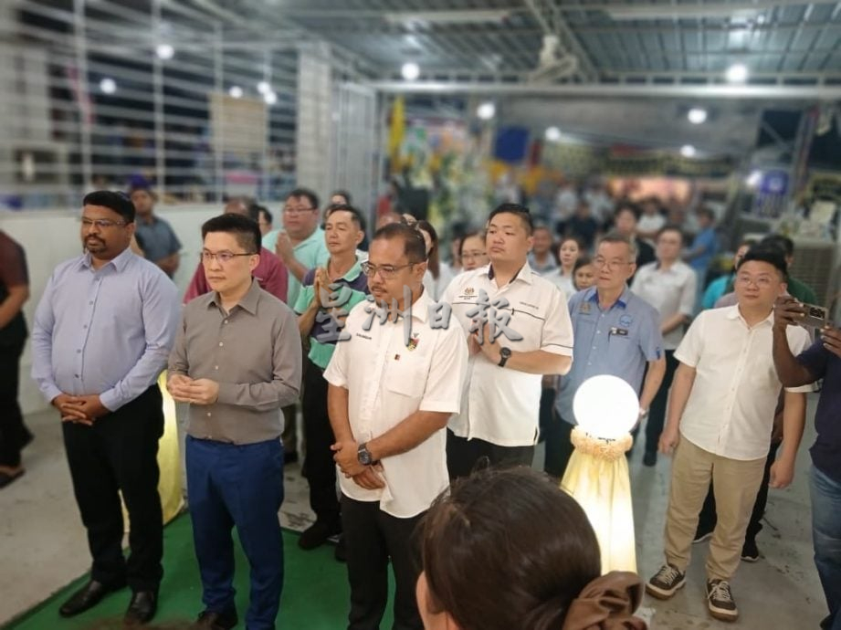 供Newswire:黄家和到丧府吊唁,赞扬何雯凤是年轻有为的好校长