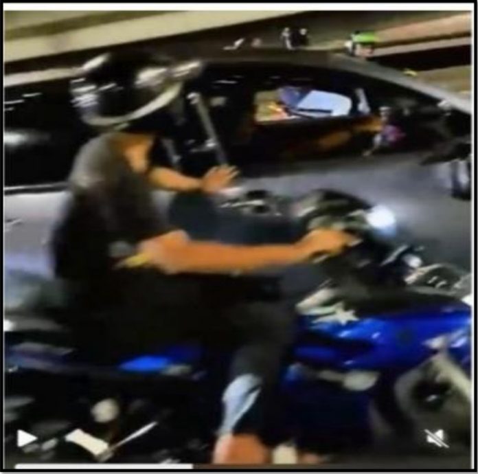 20摩托车大道追踢轿车|“司机不满飚车党聚集 欲报警被追”·警方:9嫌犯延扣4天 6人未成年