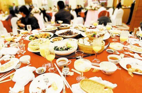 “饭菜没吃完 糕点咬一口” 服务员心痛婚宴变“剩宴”