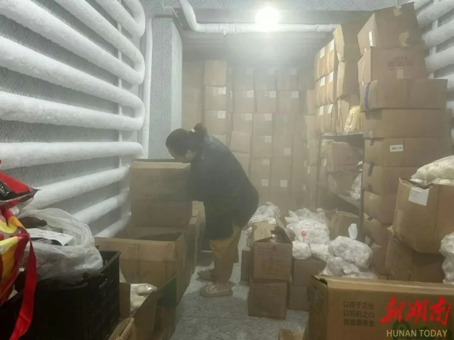 冷冻库内被反锁差点送命 想起两子拼命呼救敲门