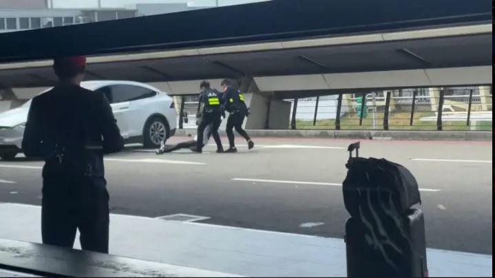 取缔“霸王车”桃园机场警朝特斯拉开8枪 乘客甩出车脚受伤