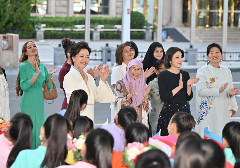 彭丽媛邀领导人夫人游天津海河 展现中华文化城市魅力