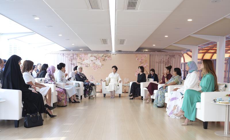 彭丽媛邀领导人夫人游天津海河 展现中华文化城市魅力