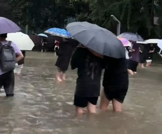 成都大暴雷雨…白天变黑夜 居民:20年来没听过这幺大的雷声