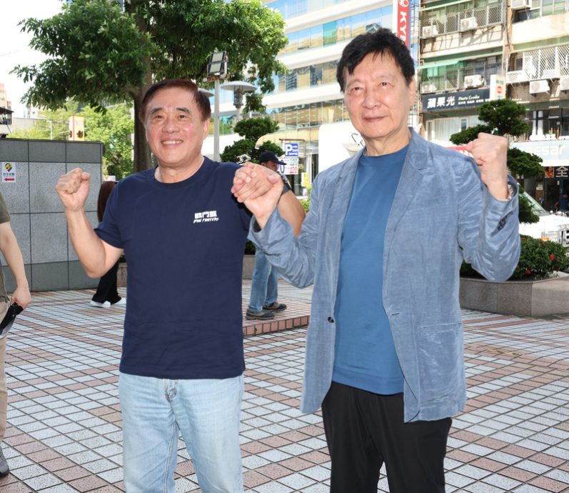 看世界两图)国民党改选党主席 郝龙斌领表 罗智强郑丽文登记