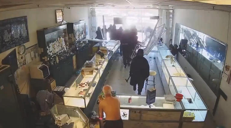 视频|十余匪驾车撞入珠宝店抢劫 88岁亚裔业者被推倒受伤中风