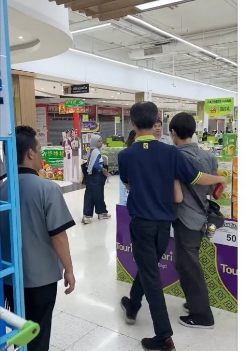 视频| 小偷超商行窃 男子经典“夺命剪刀脚”擒贼