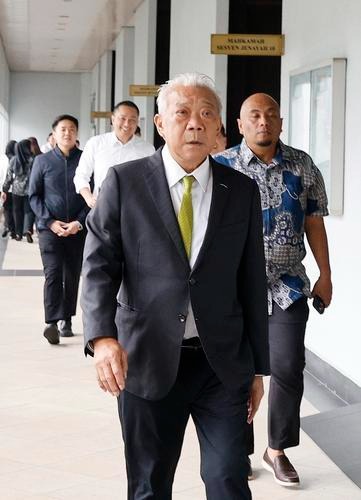 邦莫达夫妻贪污案/“她没说收了280万介绍费” 邦莫达不知道妻子收巨款