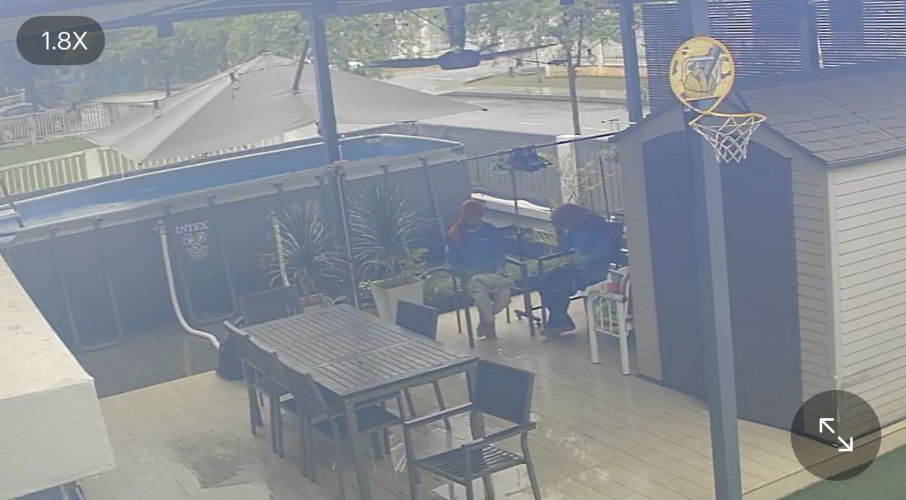 雨天让工人进屋避雨喝热咖啡 女子善心被赞:“真正人情味!”