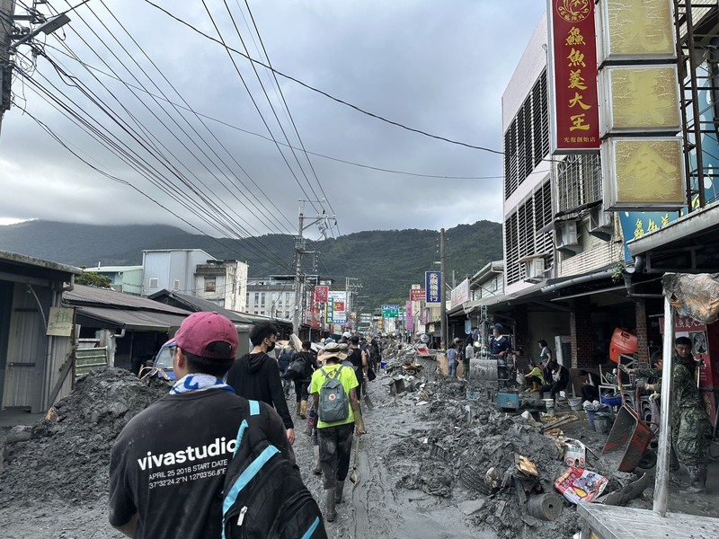 (视频)花莲堰塞湖维持红色警戒 再传溢流志工急喊“快跑”