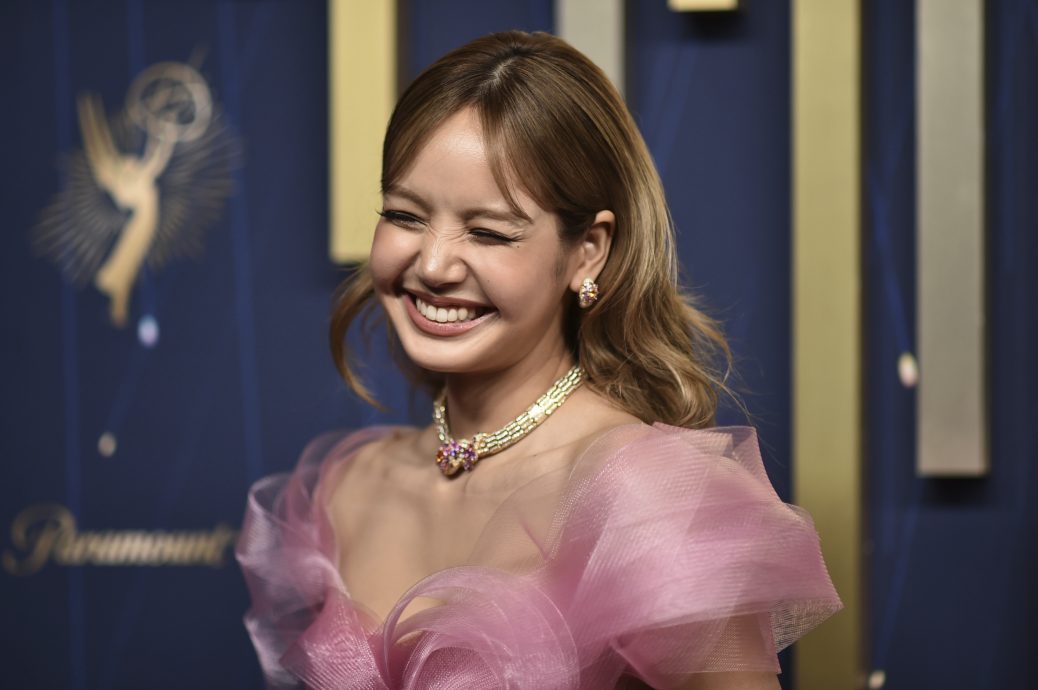 Lisa首以演员之姿登艾美奖 粉嫩造型宛如童话公主