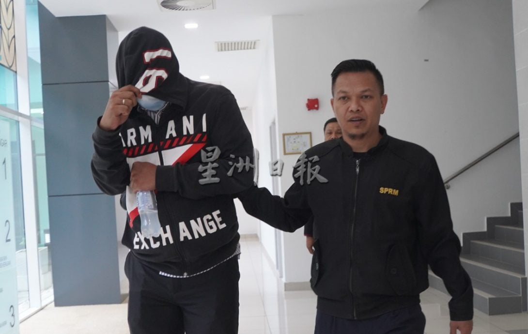 (全国版)培训公司经理伪造文件索经费,被控欺诈罪,法庭谕令2万5000须由玻州人保外