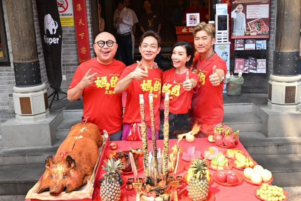 TVB视帝被偶遇吉隆坡路边摊开餐 一身污渍网惊:哪个地盘工人?