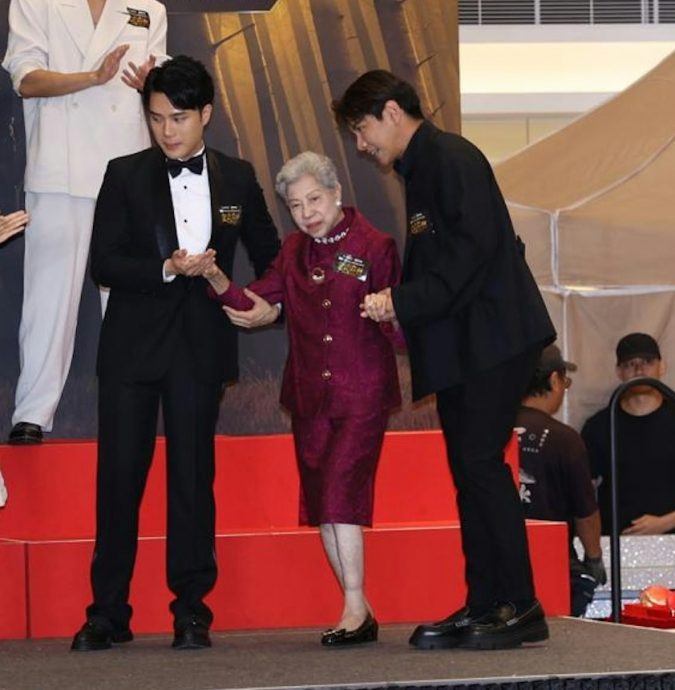 90岁罗兰拄拐杖宣传《金式森林》 双腿浮肿疑静脉曲张