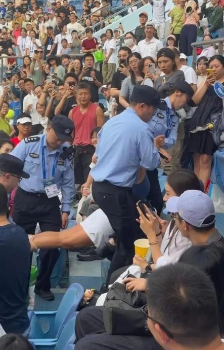 上海网球大师赛| 酒后大声尖叫扭动身躯 女球迷大闹赛场被抬走