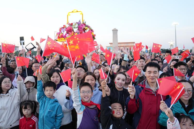 中国国庆76周年 天安门广场举行升旗仪式 逾12万民众观看
