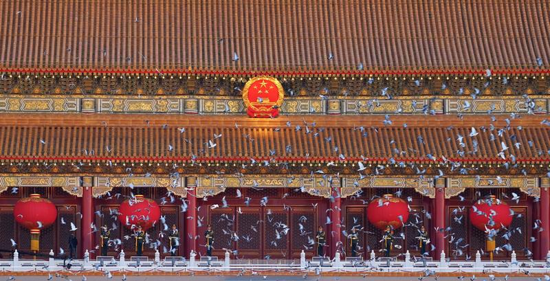 中国国庆76周年 天安门广场举行升旗仪式 逾12万民众观看