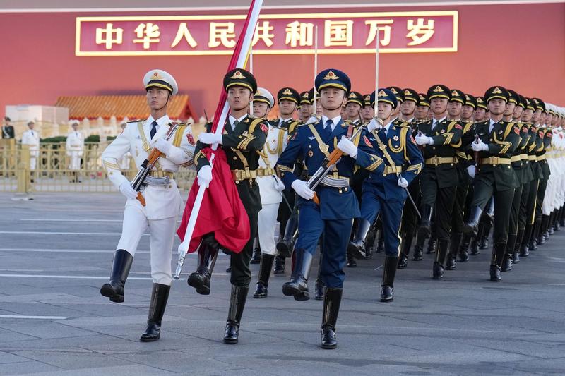 中国国庆76周年 天安门广场举行升旗仪式 逾12万民众观看