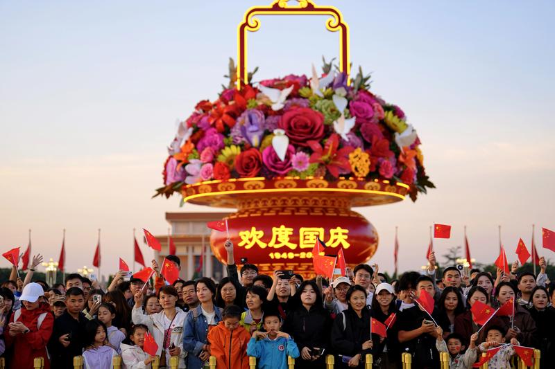 中国国庆76周年 天安门广场举行升旗仪式 逾12万民众观看