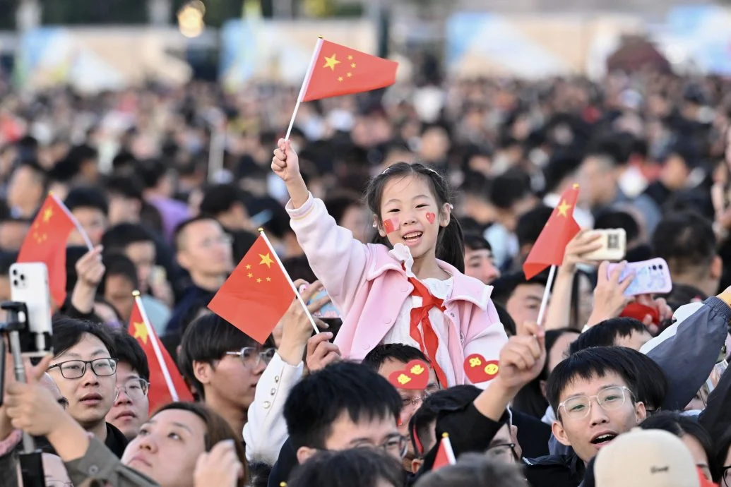 中国国庆76周年 天安门广场举行升旗仪式 逾12万民众观看