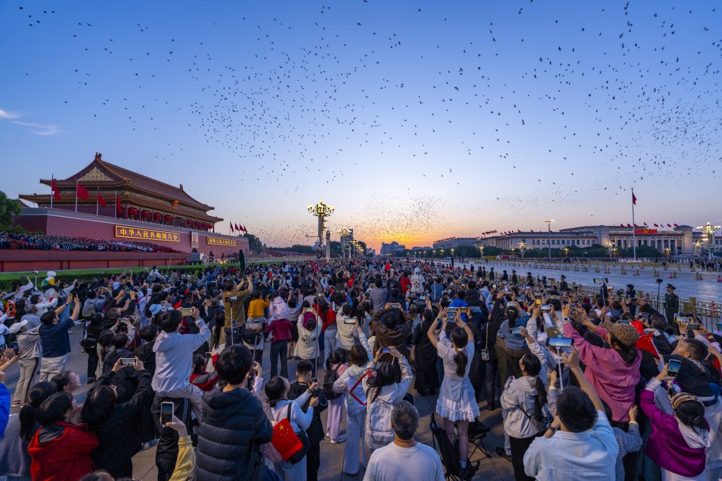 中国国庆76周年 天安门广场举行升旗仪式 逾12万民众观看