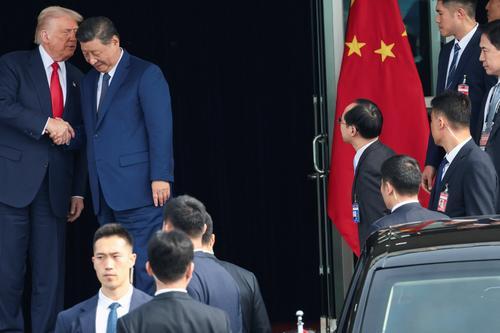 中美元首会晤结束 历时约1小时40分钟 习特微笑离开