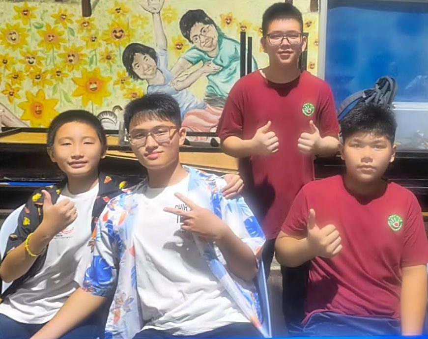 暖势力∕母遣送回国父病逝 李鸿辉发奋上大学