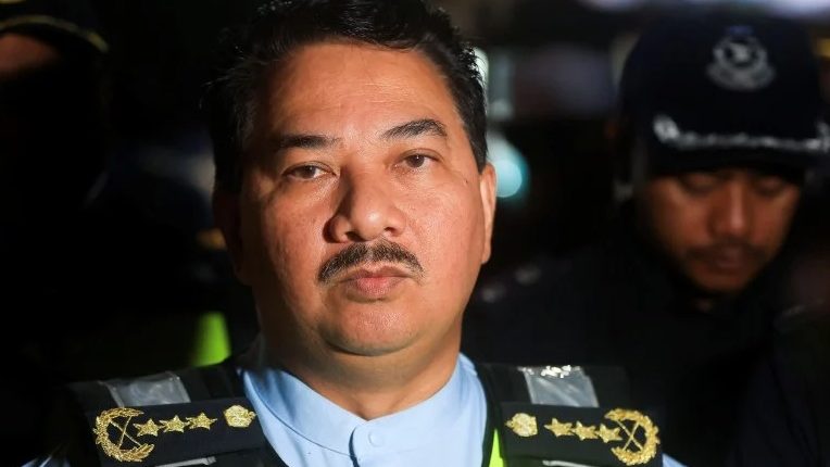 全:已签发/陆交局向新加坡司机开3910罚单 当场缴付罚款奏效